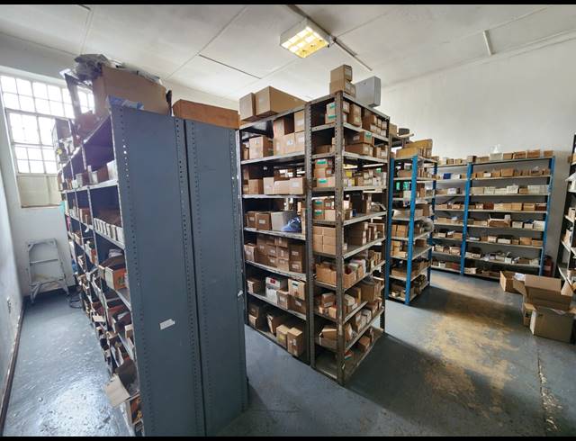 399M² WAREHOUSE TO LET IN WYCHWOOD